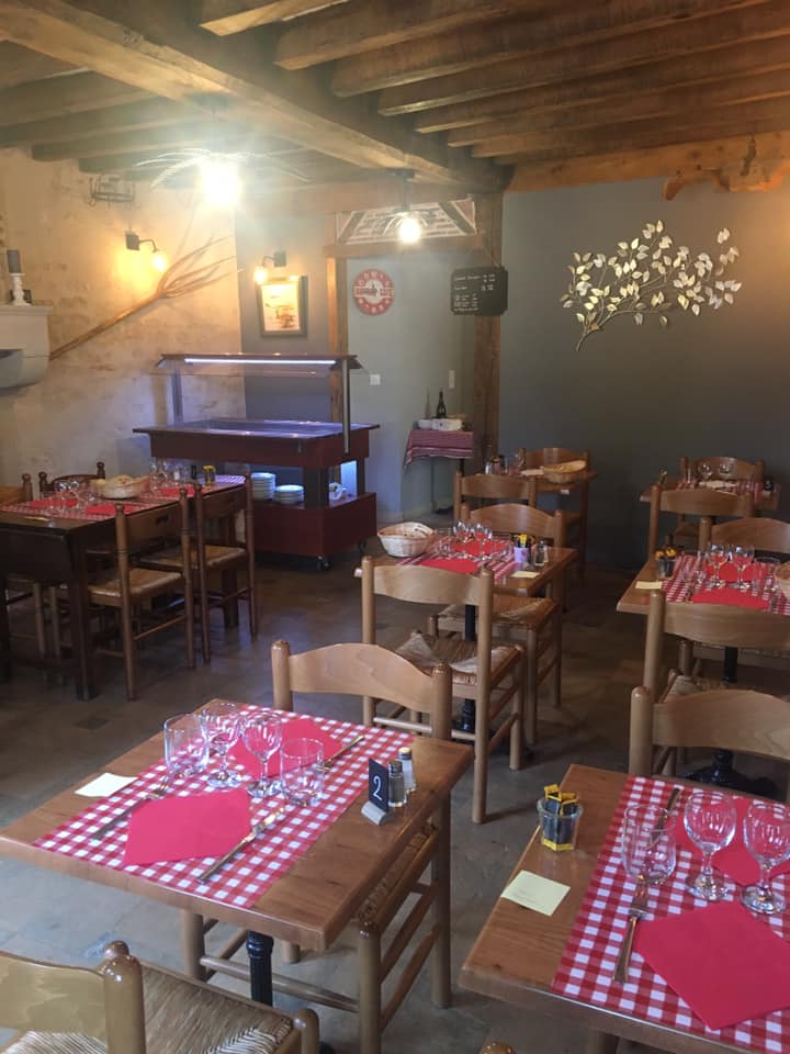 Bar des Carrières à Suilly la Tour - La salle de restaurant